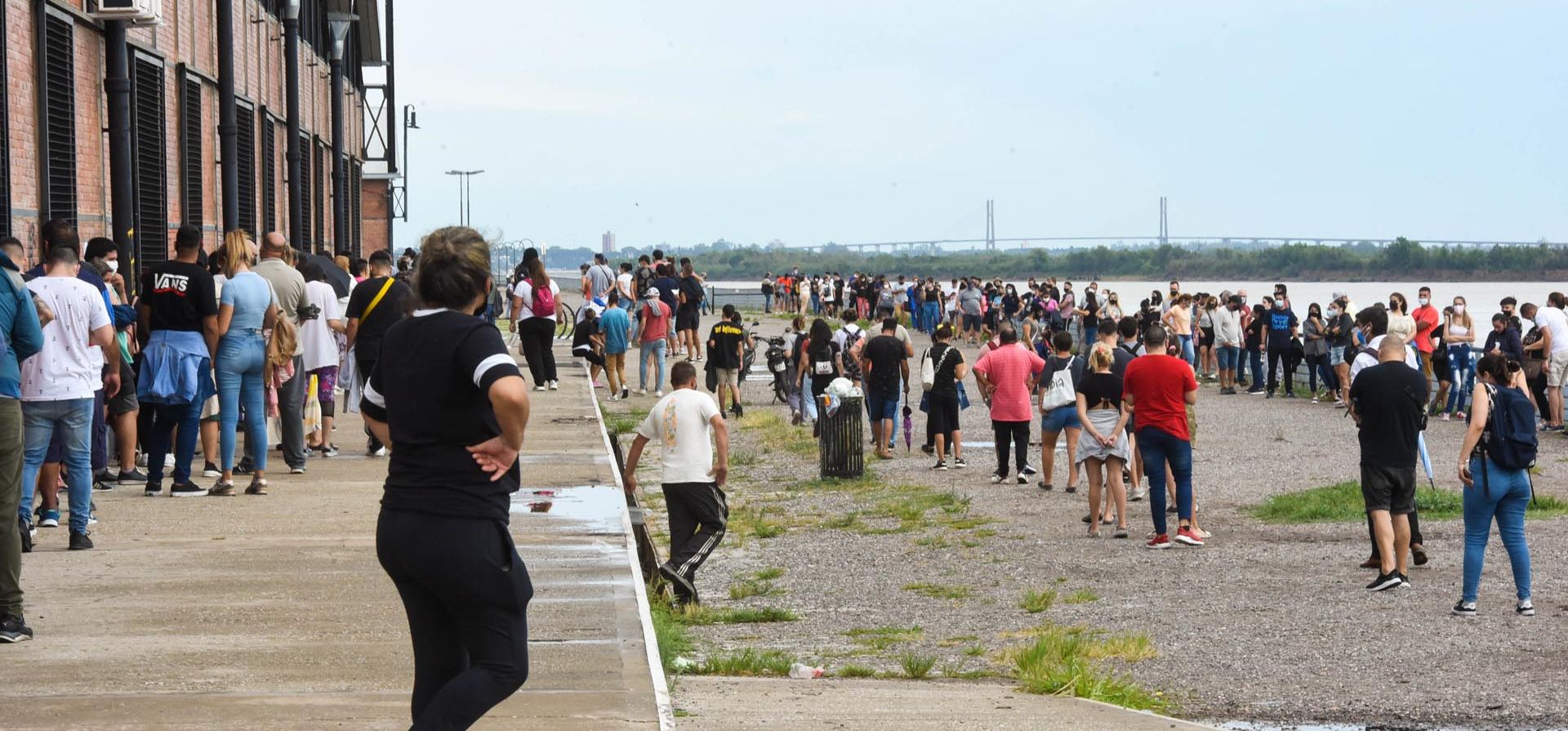 Largas colas en el Galpón 17 de rosarinos que esperaban para hacerse el hisopado. El lugar se vió desbordado por la concurrencia masiva de personas con síntomas.