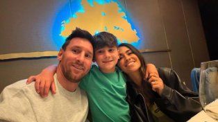 Lionel Messi junto a su esposa Antonela y Ciro, uno de sus hijos. El Diez jugará su sexto Mundial.