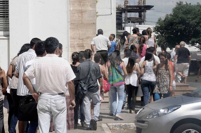 Extensa cola en la Municipalidad de Santa Fe por la inscripción a concursos laborales