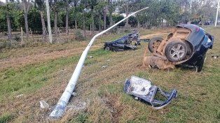 Un auto se partió en dos y el conductor sufrió graves golpes