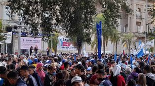 Miles de personas marcharon hasta la Plaza 25 de Mayo en la ciudad de Santa Fe