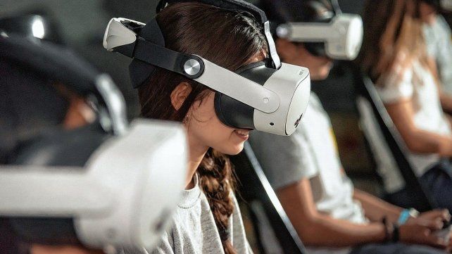 Estudiantes entrerrianos recorren el Palacio San José mediante realidad virtual.