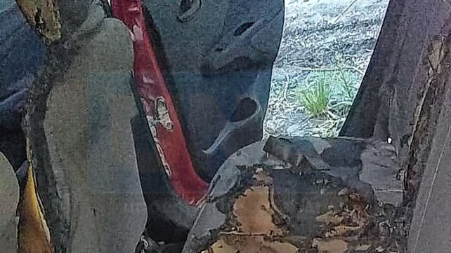 En asalto, robaron dinero y un auto que dejaron chocado