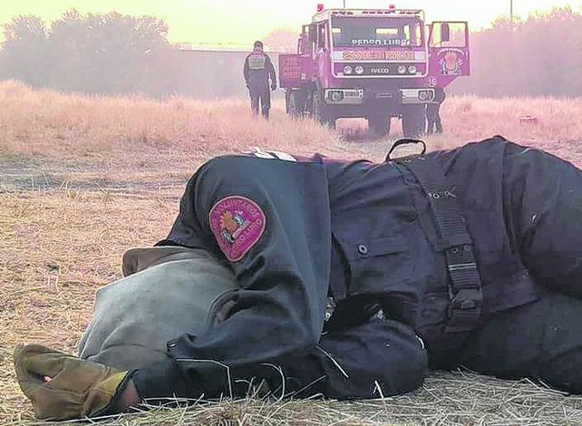 un descanso. Una bombera voluntaria pampeana duerme en el suelo.