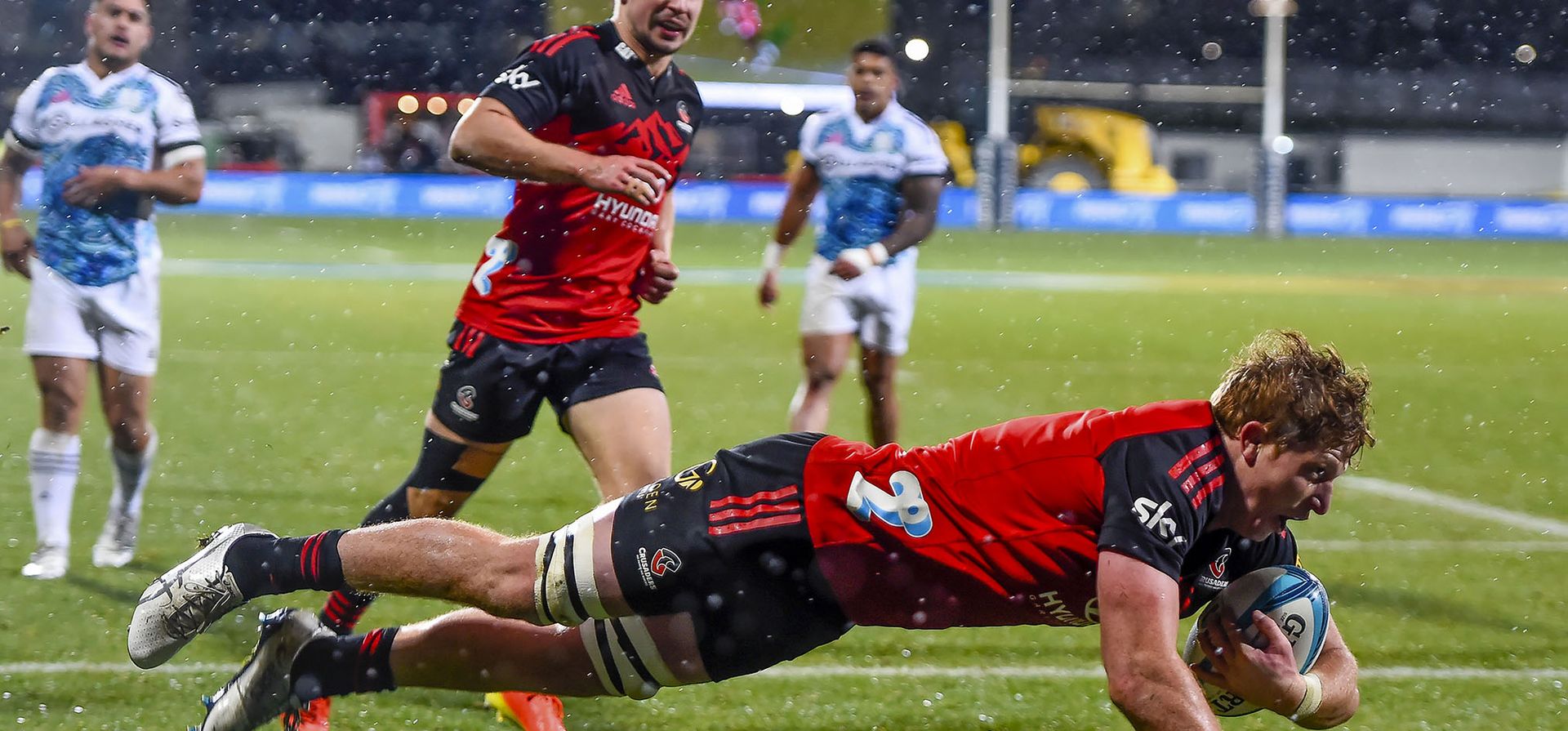 Cullen Grace de los Crusaders anota un try durante la semifinal del Super Rugby Pacific contra los Chiefs en Christchurch, Nueva Zelanda.