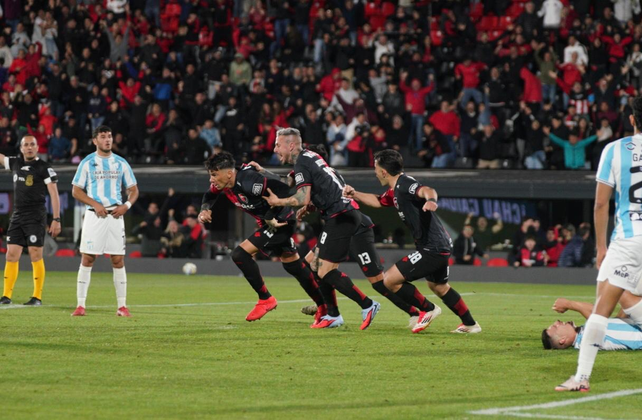 Víctor Cuesta anotó el primer gol de Newells ante Atlético Tucumán.
