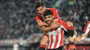 Leandro Díaz festeja uno de sus dos goles para el triunfo de Estudiantes.