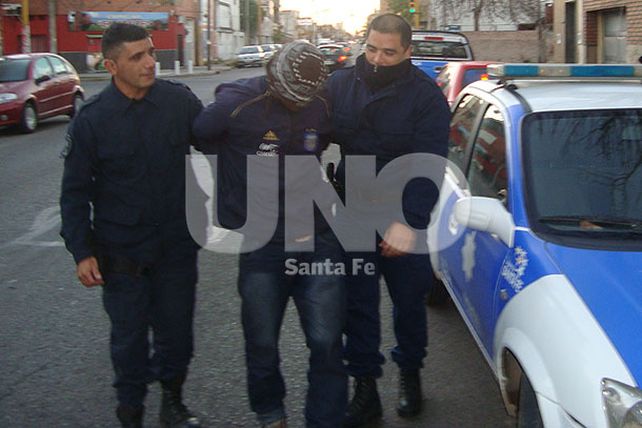 Rompió una vidriera de un local, escapó y lo atrapó la Policía