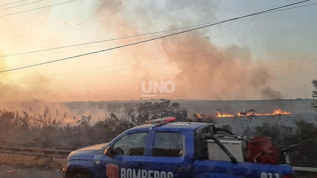 Cinco dotaciones de bomberos combaten incendios a la vera de la ruta 168 Cinco dotaciones de bomberos combaten incendios a la vera de la ruta 168