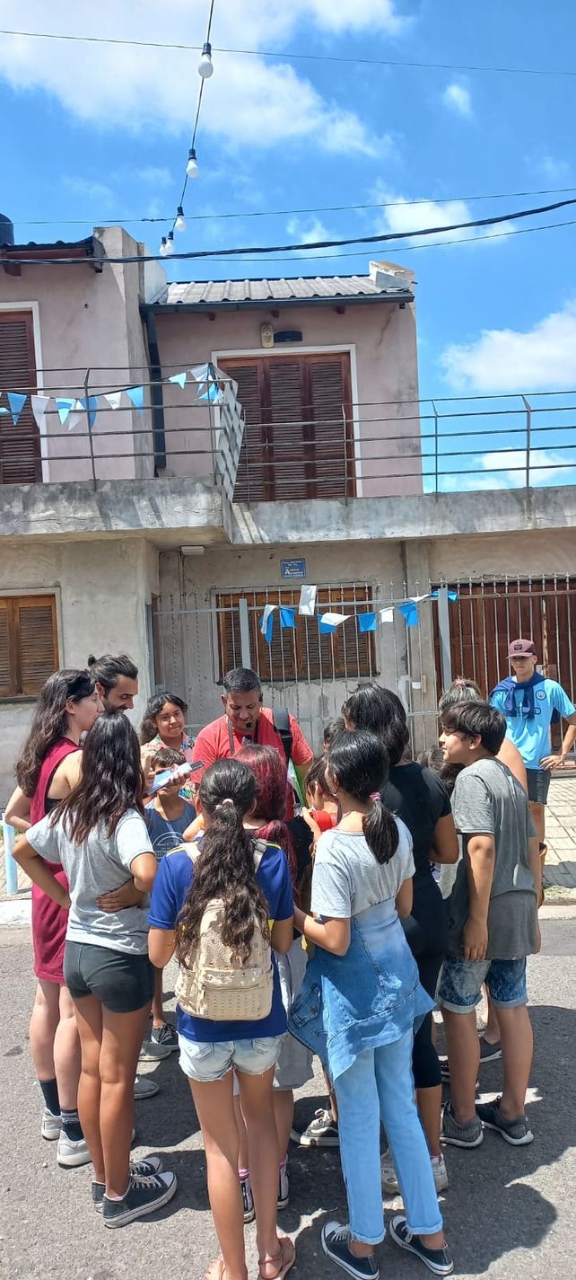 Nicas,  con su traductora Maca, dialogó con un guía turístico local y un grupo de chicos frente a la casa donde Messi vivió su niñez.
