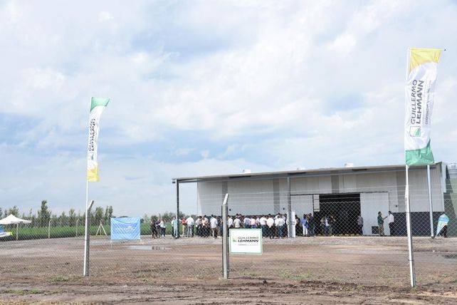 Los CAT almacenan y derivan los envases vacíos y limpios de agroquímicos a la industria del reciclaje.
