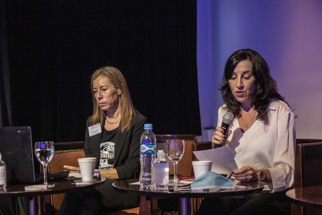 En alerta. Las especialistas Daniela Gil y Fernanda Ferrer.&nbsp;