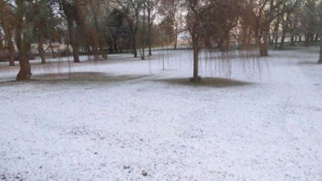 Ayer a la madrugada cayeron copos de nieve en el sur bonaerense.