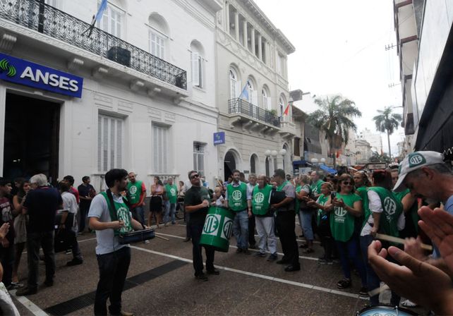 Protesta. Hoffmann fue muy crítico de la decisión del Gobierno Nacional de revisar los contratos de los trabajadores que ingresaron al Estado en los últimos años. UNO de Santa Fe/Mauricio Centurión