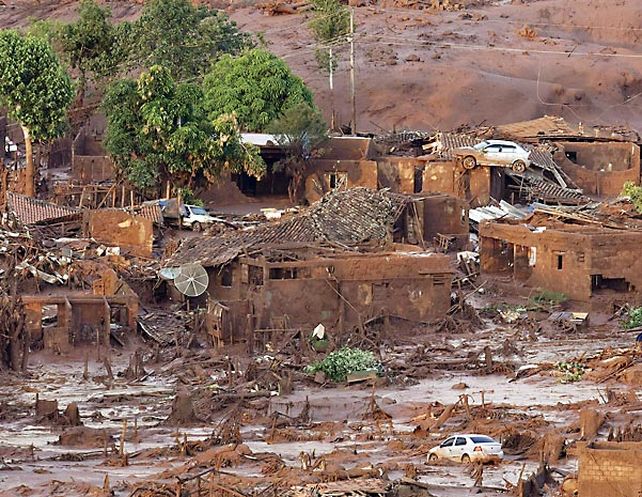 Desastre. La ola de barro destruyó 158 de las 180 casas de Bento Rodrigues