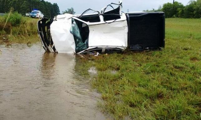 Autovía Artigas: Ocurrieron dos vuelcos bajo la lluvia a pocos kilómetros de distancia