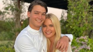 Tiziano junto a su madre, Valeria Mazza. El joven fue operado con éxito en Pilar.&nbsp;