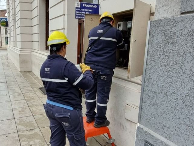 El gobernador expresó que deben eliminarse las coronitas” en empresas estatales como Aguas y EPE.