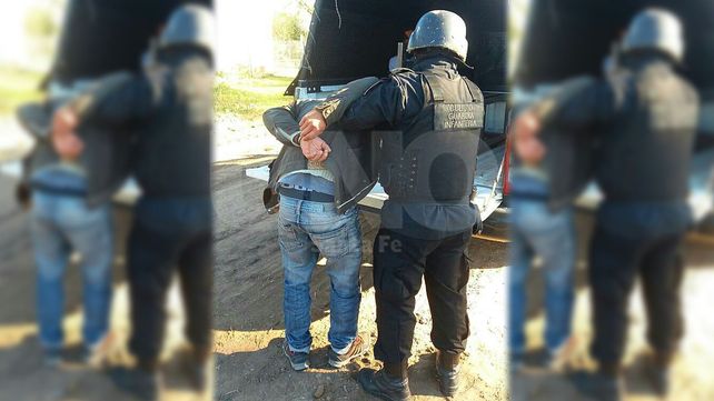 Una mujer y sus tres hijos fueron detenidos y les secuestraron tumberas Una mujer y sus tres hijos fueron detenidos y les secuestraron tumberas