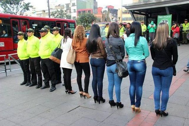 En Colombia usan a mujeres policía para combatir los manoseos