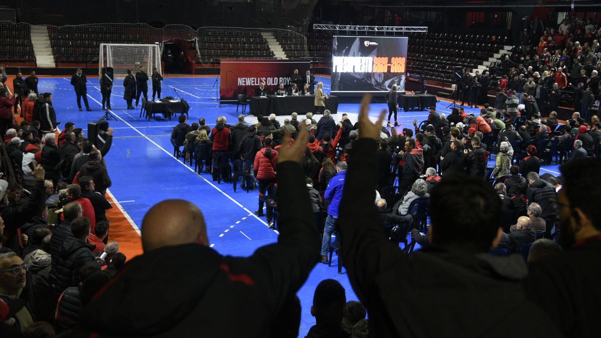 En Newells la asamblea incluirá un informe sobre los sumarios a la dirigencia anterior