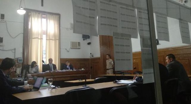 Papeles desplegados por el defensor frente al tribunal. En ellos aparece una línea de tiempo sobre lo que demoró el trámite.&nbsp;