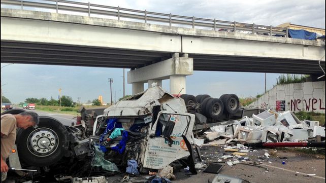 Espectacular vuelco de un camión que transportaba cocinas y cayó desde el puente que cruza las rutas A012 y la 33