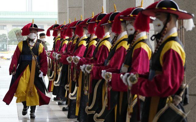 Guardias de honor de Corea del Sur se preparan para recibir al presidente de Colombia, Ivan Duque, en el aeropuerto de Seúl en Seongnam, Corea del Sur, el martes 24 de agosto de 2021.