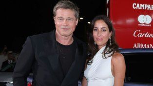 Festival de Venecia. Brad Pitt y su nueva novia sonríen ante los flashes.