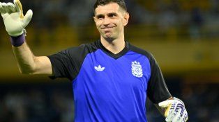 Dibu Martínez, entre los mejores arqueros del mundo de la temporada 2026.
