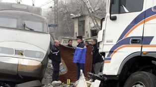 Tren franc&eacute;s TGV choca contra un cami&oacute;n: un muerto