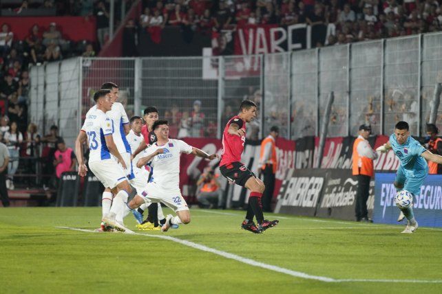 Salcedo ya conectó y observa Velázquez. Será gol de Newells.