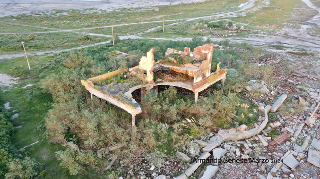 Las ruinas del viejo hotel Melincué resisten estoicamente brutales crecidas y sequías interminables