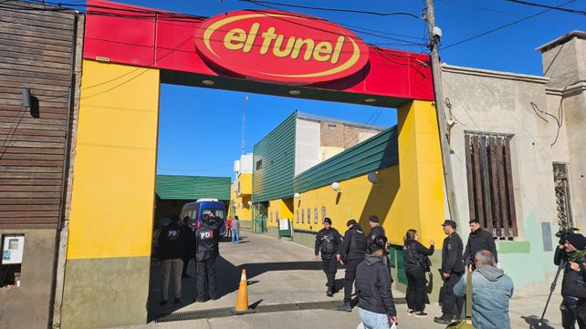 Robaron la sucursal del barrio Sur del supermercado El Túnel al estilo boquetero: reventaron bóvedas y llevaron dinero en efectivo Robaron la sucursal del barrio Sur del supermercado El Túnel al estilo boquetero: reventaron bóvedas y llevaron dinero en efectivo