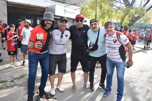Todo el color y pasión de los hinchas de Colón para el partido ante Defensores de Belgrano