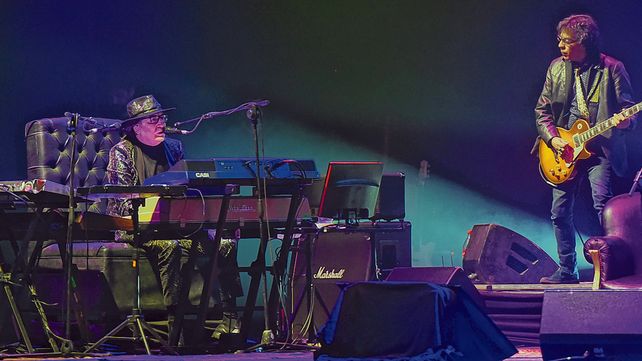 Elegancia suprema. Charly lució un traje impecable y sombrero al tono. Tocó muchos de sus clásicos pero faltaron más hits. Rosario Ortega habló con la gente tras el cierre del show.