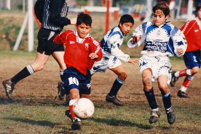 Kun Agüero, el futbolista más joven que debutó en primera en Argentina cumple 34 años