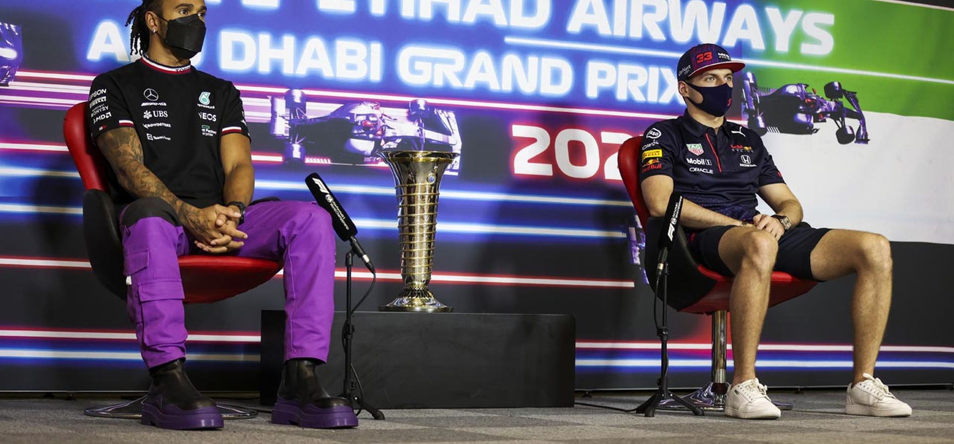 El piloto de Mercedes Lewis Hamilton de Gran Bretaña, y el piloto de Red Bull Max Verstappen de Holanda hablan durante una conferencia de prensa antes del Gran Premio de Fórmula Uno de Abu Dhabi, en Emiratos Árabes Unidos, el jueves 9 de diciembre de 2021.