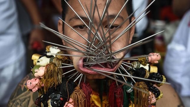 Las postales del extraño festival vegetariano tailandés