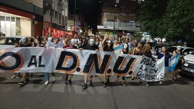 En Concepción del Uruguay marcharon contra el DNU y la Ley Ómnibus. Hubo cuestionamientos a los puntos que afectan al sector de la cultura.