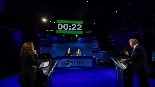 Trump habla y Harris escucha frente a los moderadores de la cadena ABC el martes a la noche en Filadelfia.