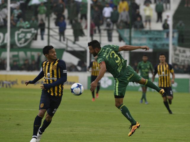 Teo Gutiérrez lucha por la posesión de la pelota con el defensor Dutari.