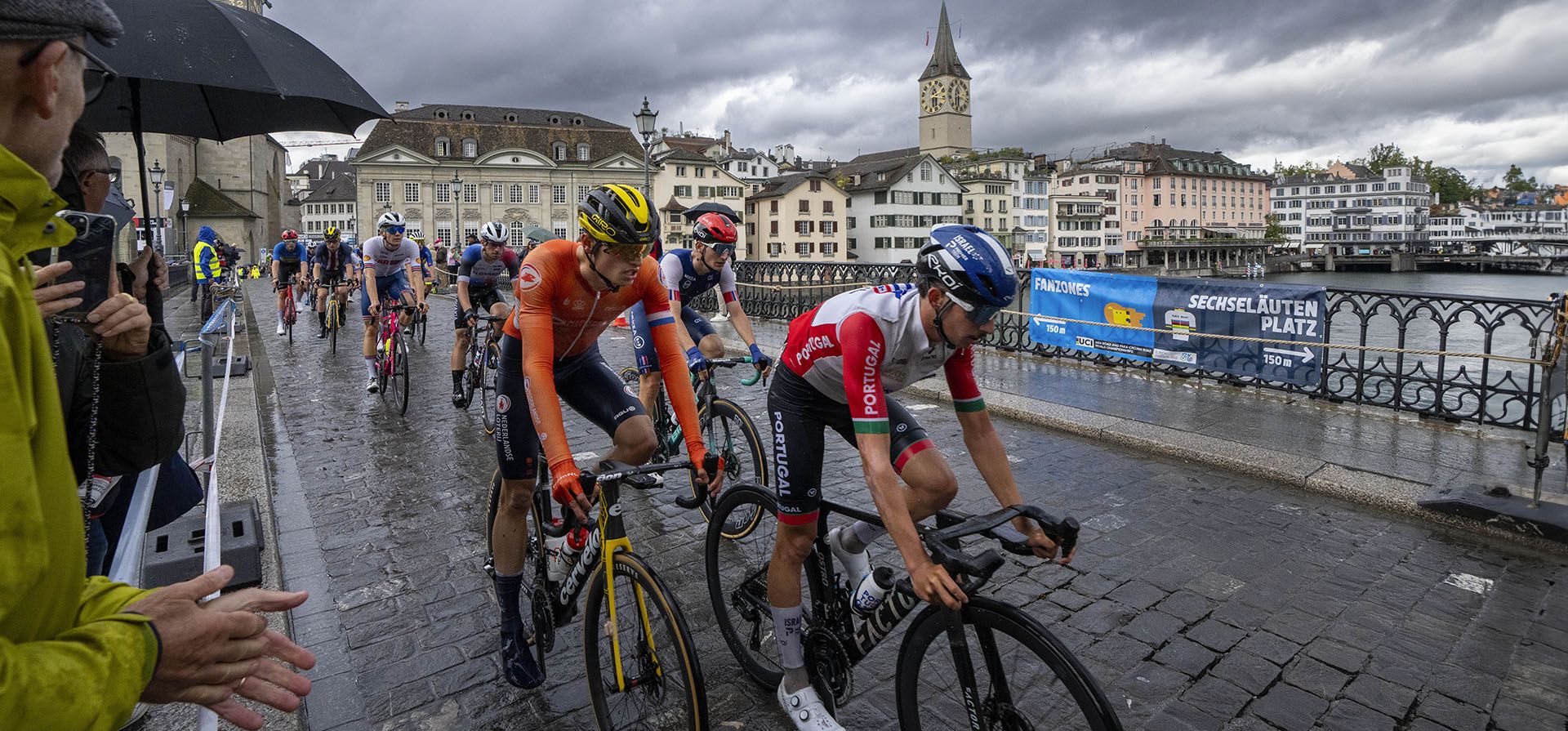 El pelotón formado por Darren van Bekkum de los Países Bajos (derecha), Callum Thornley de Gran Bretaña (centro) y Pablo Torres Aria de España (izquierda) cruza un puente en el centro histórico de la ciudad durante la carrera de ruta masculina sub 23 de los Campeonatos Mundiales de Ciclismo y Paraciclismo en Ruta en Zúrich, Suiza, el viernes 27 de septiembre de 2024. (Foto AP/Peter Dejong) El pelotón formado por Darren van Bekkum de los Países Bajos (derecha), Callum Thornley de Gran Bretaña (centro) y Pablo Torres Aria de España (izquierda) cruza un puente en el centro histórico de la ciudad durante la carrera de ruta masculina sub 23 de los Campeonatos Mundiales de Ciclismo y Paraciclismo en Ruta en Zúrich, Suiza, el viernes 27 de septiembre de 2024. (Foto AP/Peter Dejong)