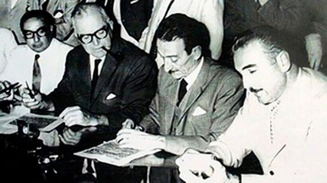 Calos Sylvestre Begnis (de anteojos y pipa)