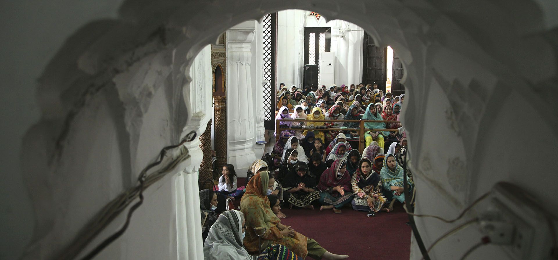 Los cristianos asisten al servicio del Viernes Santo en la Iglesia de Todos los Santos, en Peshawar, Pakistán, el viernes 15 de abril de 2022.