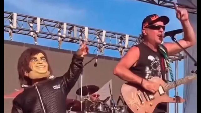 La Renga junto a un mini Javier Milei.