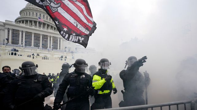 Caos en el capitolio: ingresaron manifestantes pro Trump y se suspendió la sesión del Congreso