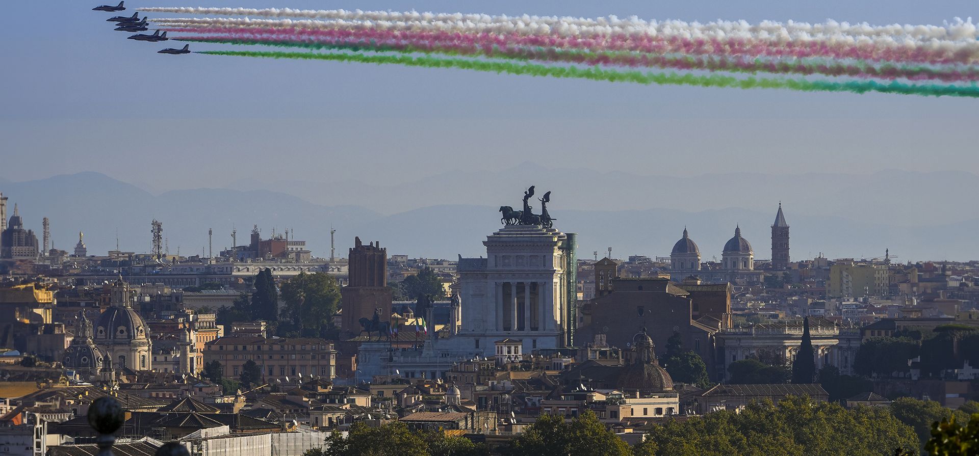 El escuadrón acrobático de la Fuerza Aérea Italiana Frecce Tricolore (Flechas de tres colores) sobrevuela Roma, el lunes 4 de noviembre de 2024, durante las celebraciones por el Día de las Fuerzas Armadas Italianas. (Foto AP/Alessandra Tarantino) El escuadrón acrobático de la Fuerza Aérea Italiana Frecce Tricolore (Flechas de tres colores) sobrevuela Roma, el lunes 4 de noviembre de 2024, durante las celebraciones por el Día de las Fuerzas Armadas Italianas. (Foto AP/Alessandra Tarantino)