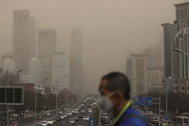 La contaminación del aire es extrema en Pekín. Muchas ciudade Asia sufren niveles muy altos de polución del aire debido al tráfico y la quema de combustibles fósiles.&nbsp;