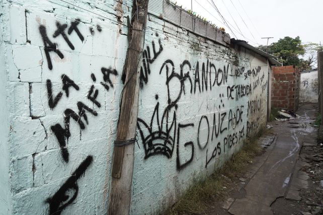 En el pasillo donde ocurrió el crimen también aparecieron pintadas firmadas por la mafia y con el dibujo de un revólver.